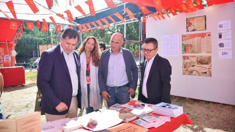 Paulo Raimundo, PCP General Secretary, and Pedro Guerreiro, Head of the PCP's External Relations Department, visited the exhibition booth organised by Nhan Dan Newspaper at the Avante Press Festival 2025. (Photo: KHAI HOAN-MINH DUY)