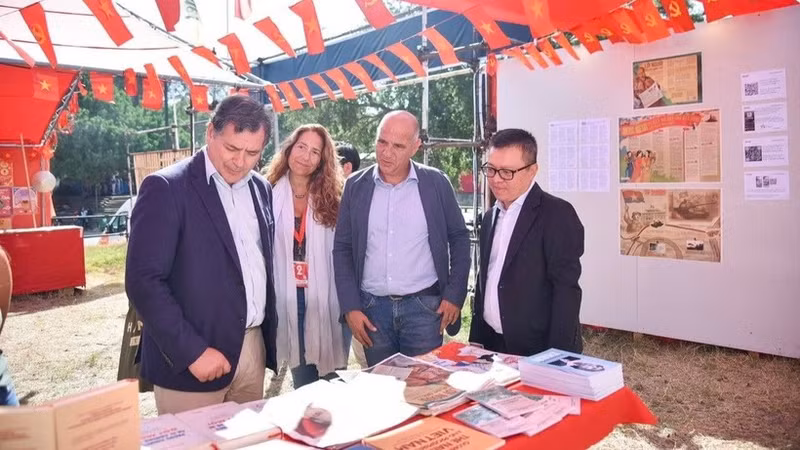 Paulo Raimundo, PCP General Secretary, and Pedro Guerreiro, Head of the PCP's External Relations Department, visited the exhibition booth organised by Nhan Dan Newspaper at the Avante Press Festival 2025. (Photo: KHAI HOAN-MINH DUY)