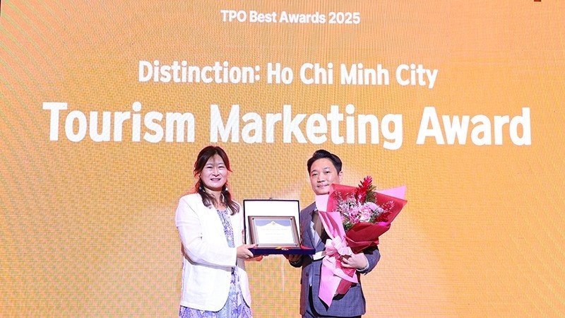 Kang Da-eun, Secretary General of TPO, presents the award for Outstanding City in the Tourism Marketing category to a representative of the Ho Chi Minh City Department of Tourism. (Photo: Organising Committee).