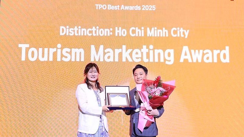 Kang Da-eun, Secretary General of TPO, presents the award for Outstanding City in the Tourism Marketing category to a representative of the Ho Chi Minh City Department of Tourism. (Photo: Organising Committee).