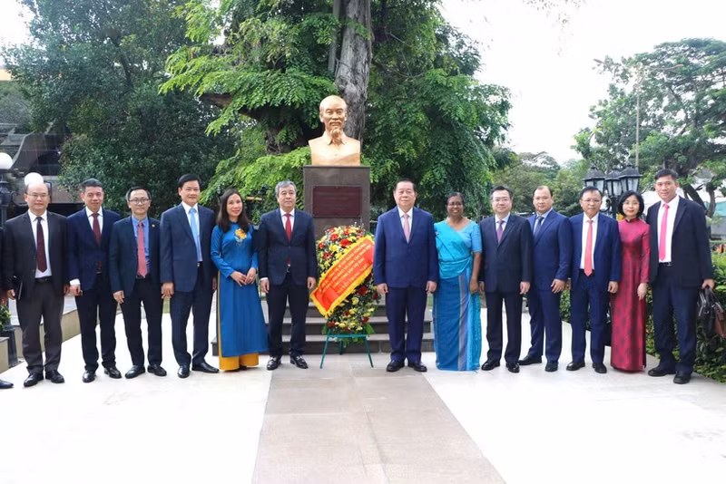 Ambassador Trinh Thi Tam and members of the delegation posed for a commemorative photo at the statue of President Ho Chi Minh in Sri Lanka. (Photo: Embassy of Viet Nam in Sri Lanka/VNA)