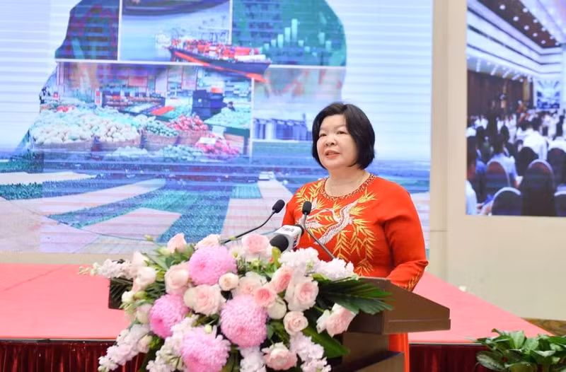 Chairwoman of the Viet Nam Cooperative Alliance (VCA) Cao Xuan Thu Van speaks at third National Cooperative Forum on April 10. (Photo: VNBUSINESS)