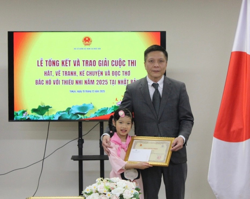 Kim Tra My (left), a contestant, receives a certificate from the Vietnamese Embassy in Japan. (Photo: VNA)