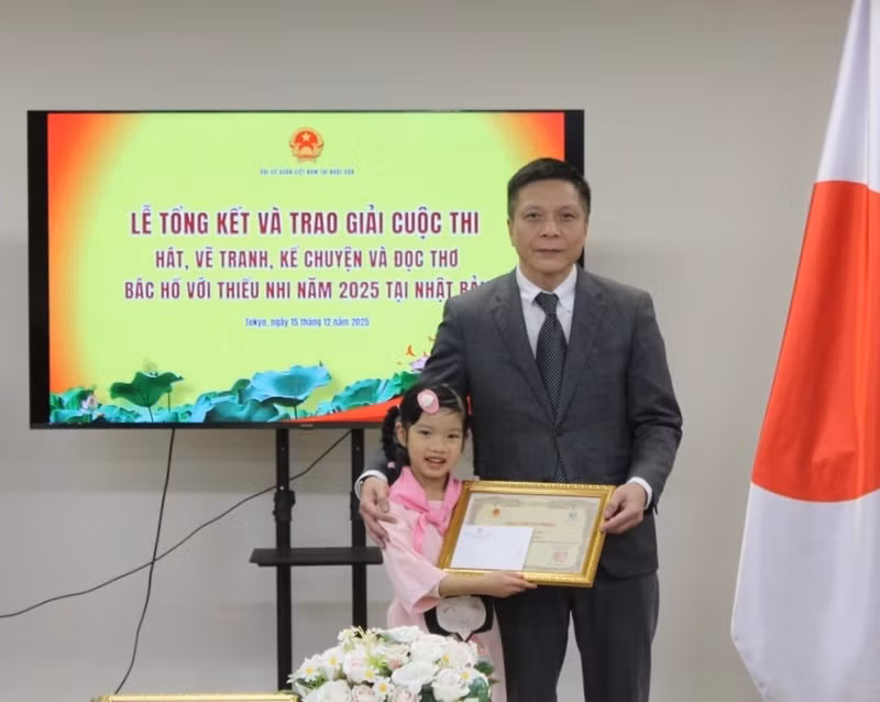 Kim Tra My (left), a contestant, receives a certificate from the Vietnamese Embassy in Japan. (Photo: VNA)