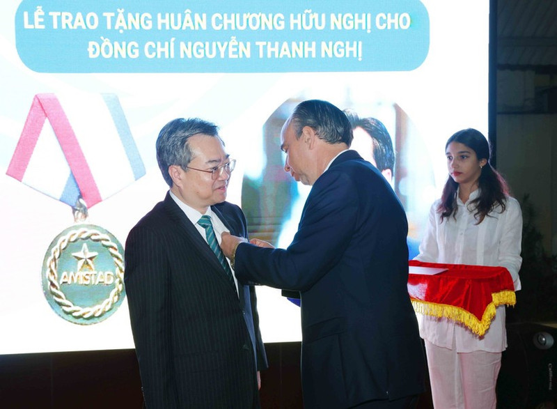 Cuban Ambassador to Viet Nam Rogelio Polanco Fuentes bestows the Medal of Friendship on Nguyen Thanh Nghi, member of the Party Central Committee and head of its Commission for Policies and Strategies, on December 26. (Photo: VNA)