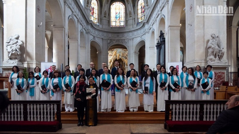The Que Huong Choir proudly brought Vietnamese classical choral pieces and revolutionary songs to international audiences. (Photo: MINH DUY)