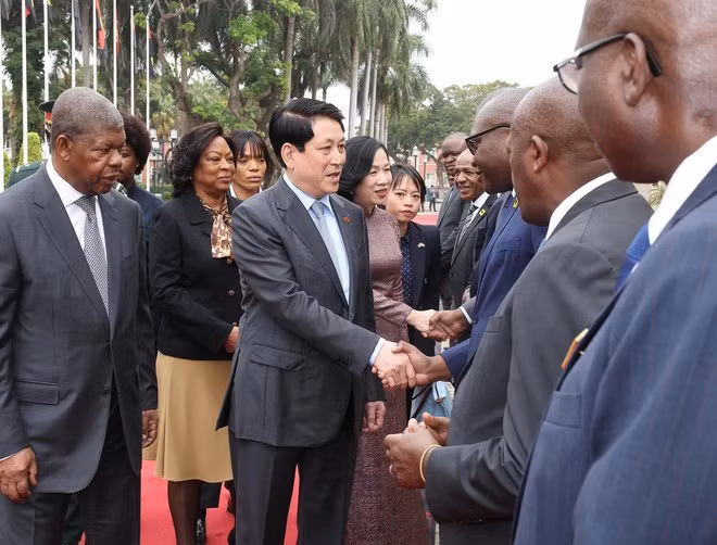 At the farewell ceremony for Vietnamese State President Luong Cuong and his entourage (Photo: VNA)