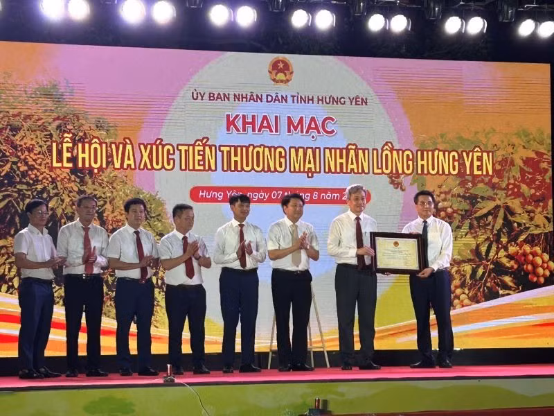 Hung Yen provincial leaders present certificates recognising the “Knowledge of growing and processing Hung Yen Longan” as part of the National Intangible Cultural Heritage List to the communes and wards of Hong Chau, Tan Hung, Son Nam, Tien Lu, Khoai Chau, and Trieu Viet Vuong. (Photo: Pham Ha)