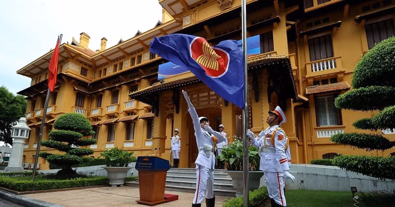 The ASEAN flag hoisting ceremony held in Ha Noi on July 31, 2026 to mark the 59th founding anniversary of ASEAN and the 31st anniversary of Vietnam's accession to the bloc. (Photo published by VNA)