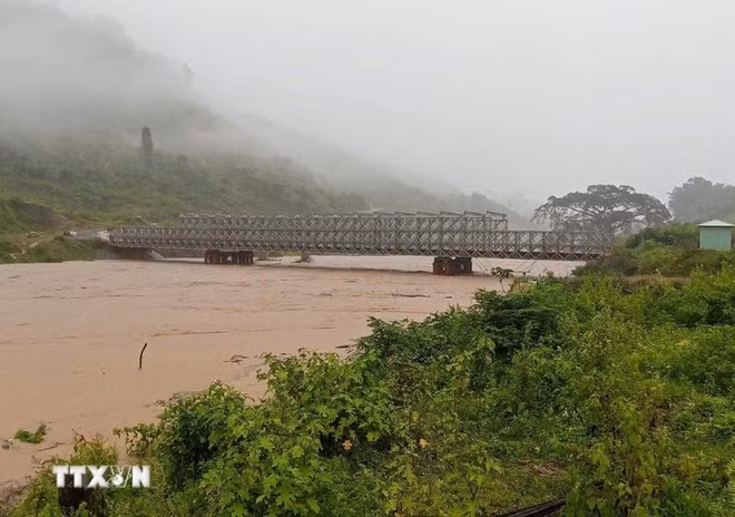Water levels in rivers and streams in the western part of Quang Ngai province are rising rapidly, posing a high risk of flash floods. (Source: VNA)