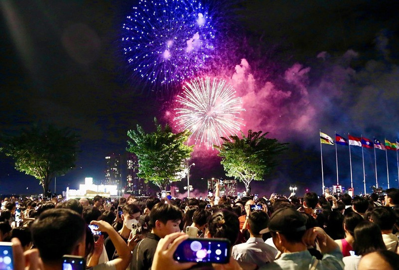 People gather in the vicinity of Bach Dang Wharf in District 1 of Ho Chi Minh City to enjoy New Year fireworks on January 1, 2025. (Photo: VNA)