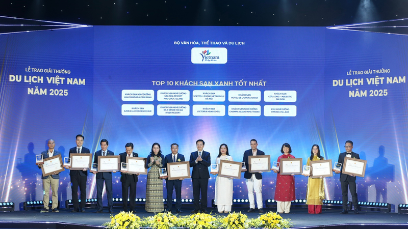 Politburo Member Mai Van Chinh, Deputy Prime Minister, presenting awards to the Top 10 Green Hotels. (Photo: Tran Huan)