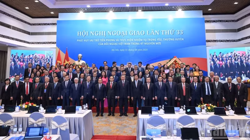 Party General Secretary and State President To Lam (centre, first row) and other delegates at the 33rd Diplomatic Conference. (Photo: VNA)