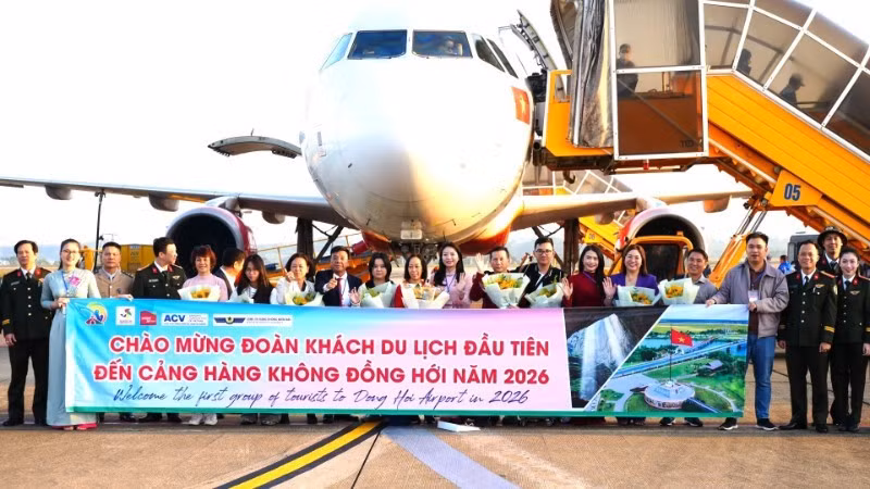 Quang Tri welcomes the first air travellers of 2026.