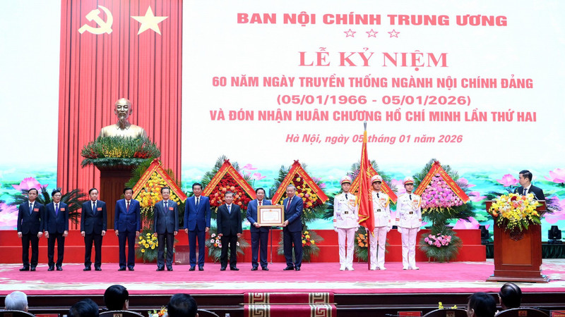 Party General Secretary To Lam presents the Ho Chi Minh Order for the second time to the Party Central Committee’s Commission for Internal Affairs. (Photo: DANG KHOA)