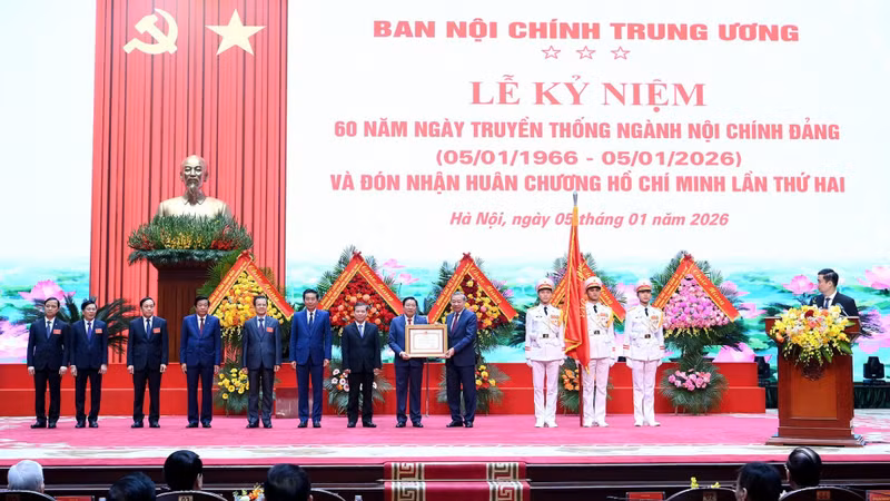 Party General Secretary To Lam presents the Ho Chi Minh Order for the second time to the Party Central Committee’s Commission for Internal Affairs. (Photo: DANG KHOA)