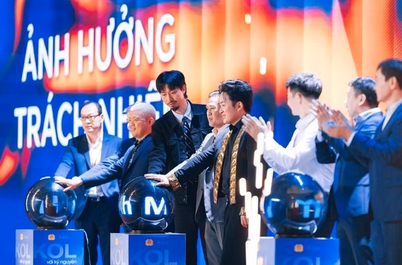 Influencers at the launch of the “Digital Trust Alliance”. (Photo: VNEXPRESS)