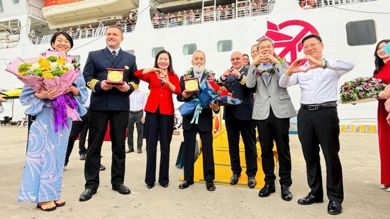 Provincial leaders and the tourism sector welcome international visitors to Ha Long.