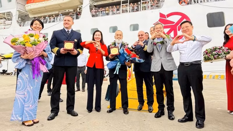 Provincial leaders and the tourism sector welcome international visitors to Ha Long.