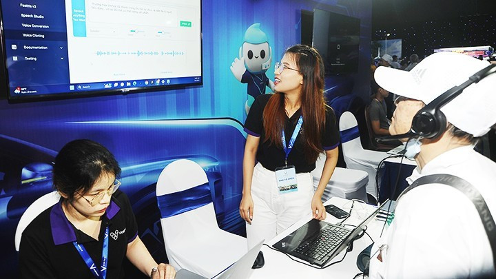 Investing in clean technology and renewable energy enables businesses to survive and grow sustainably. (Photo: NAM ANH)