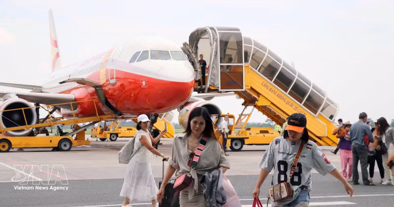 Passengers at Cat Bi Airport in Hai Phong city (Photo: VNA)