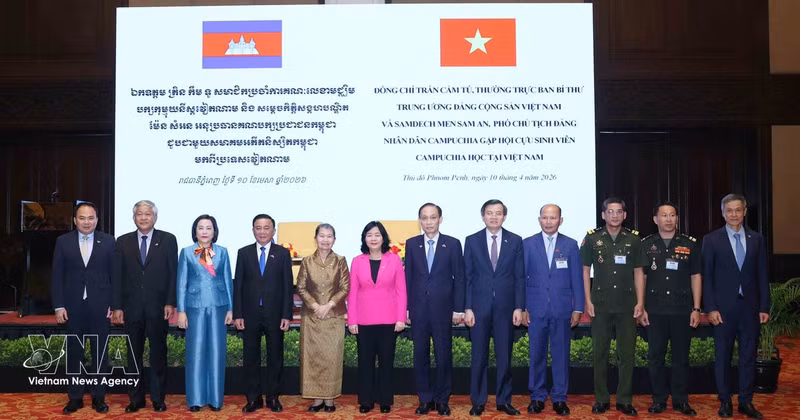 From left: Politburo member and Permanent member of the Communist Party of Viet Nam Central Committee’s Secretariat Tran Cam Tu (4th), Vice President of the Cambodian People’s Party Samdech Men Sam An (5th) and other official at the meeting with Cambodian alumni in Phnom Penh on April 10, 2026. (Photo: VNA)