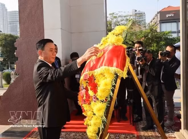 Politburo member and Permanent member of the Communist Party of Viet Nam (CPV) Central Committee’s Secretariat Tran Cam Tu lays wreaths at the Memorial to late King Norodom Sihanouk in Phnom Penh on April 10 (Photo: VNA)