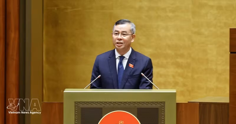 Minister of Finance Ngo Van Tuan presents the Government’s proposal. (Photo: VNA)