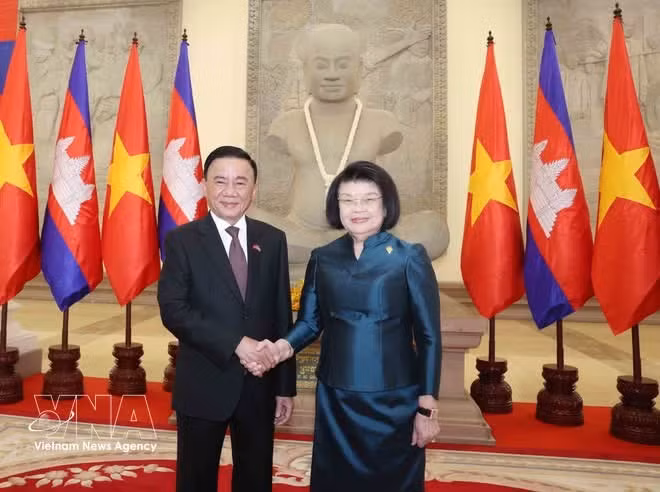 Politburo member and Permanent member of the Communist Party of Viet Nam (CPV) Central Committee’s Secretariat Tran Cam Tu and President of the Cambodian National Assembly Khuon Sudary pose for a commemorative photo. (Photo: VNA)