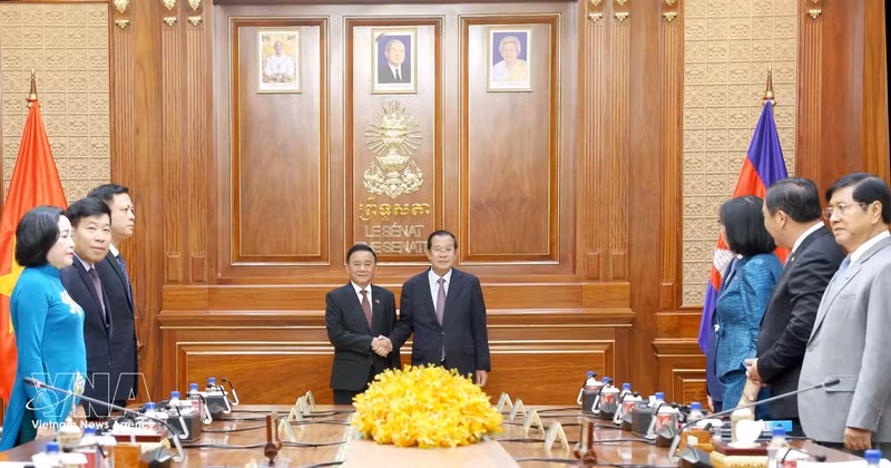Politburo member and Permanent member of the Party Central Committee’s Secretariat Tran Cam Tu (L) and Acting Head of State, President of the Cambodian People’s Party (CPP), and President of the Cambodian Senate Cambodia Hun Sen (Photo: VNA)