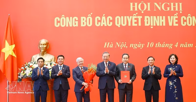 Party General Secretary and State President To Lam (C) presents the Politburo’s decision on the appointment of the NA Party Committee, its Standing Board, Secretary and Deputy Secretaries of the NA Party Committee for the 2025–2030 term to NA Chairman Tran Thanh Man (third from right) and Vice Chairpersons. (Photo: VNA)