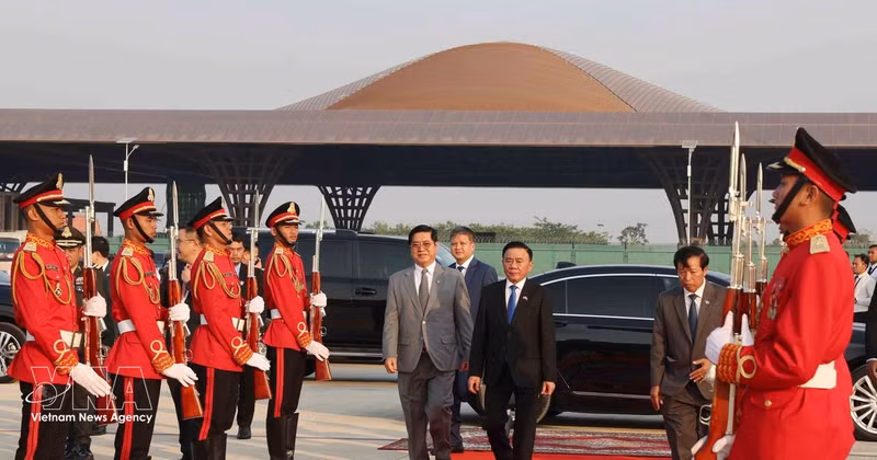 Politburo member and Permanent member of the Communist Party of Viet Nam Central Committee’s Secretariat Tran Cam Tu departs Techno Airport, concluding official visit to Cambodia. (Photo: VNA)