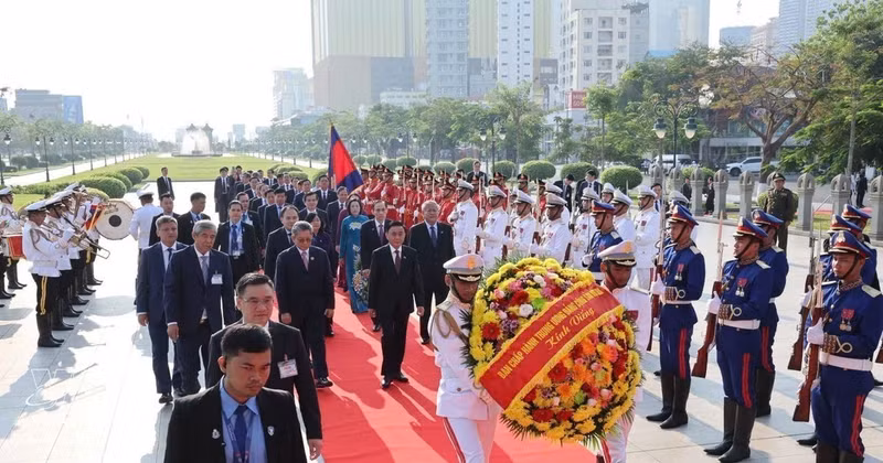 Key Vietnamese Party official lays wreaths at monuments in Phnom Penh
