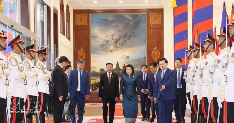 Permanent member of the Communist Party of Viet Nam (CPV) Central Committee’s Secretariat Tran Cam Tu and President of the Cambodian National Assembly Khuon Sudary at the official welcome ceremony in Cambodia. (Photo: VNA)