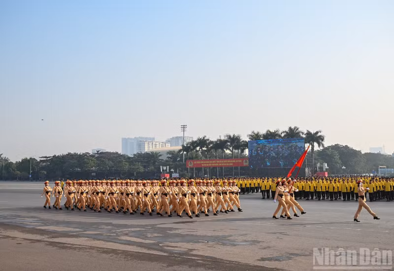 Forces tasked with protecting the 14th National Party Congress conduct formation reviews, parades of vehicles and technical equipment, and other activities in accordance with the approved plan. (Photo: DUY LINH)
