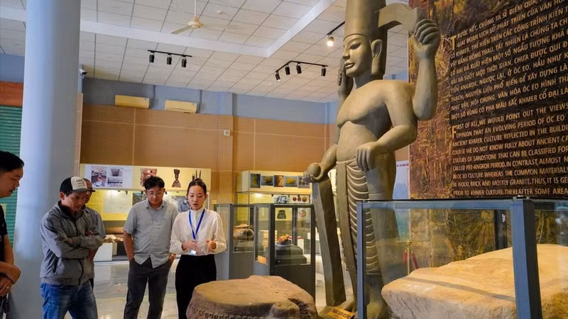 Visitors view artefacts at the Oc Eo Culture Exhibition House. (Photo: VNA)
