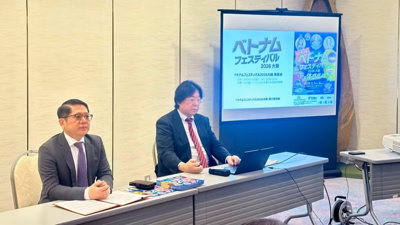 Vietnamese Consul General in Osaka Ngo Trinh Ha (left) attends and chairs the press conference.