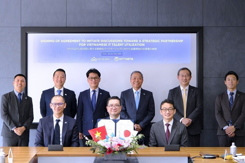 The signing ceremony of the Memorandum of Understanding (MoU) towards strategic cooperation among NTT Data, NTT Data Viet Nam, and CMC Global.