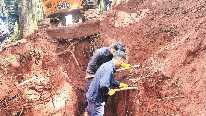 Officers and soldiers of Team K72 (Military Region 7) searching for the remains of fallen soldiers in Mang Cai Hamlet, Loc Tan Commune, Dong Nai Province.