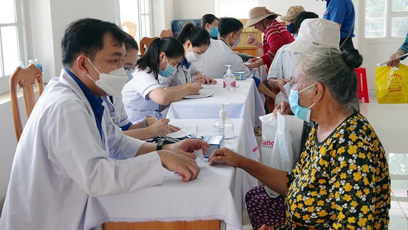 Medical examination and treatment for policy beneficiaries, people with meritorious service, older people, and those in difficult circumstances in Phu Hai Ward, Phan Thiet City, Binh Thuan Province. (Photo: Nhan Dan Newspaper)