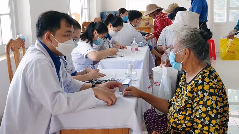 Medical examination and treatment for policy beneficiaries, people with meritorious service, older people, and those in difficult circumstances in Phu Hai Ward, Phan Thiet City, Binh Thuan Province. (Photo: Nhan Dan Newspaper)