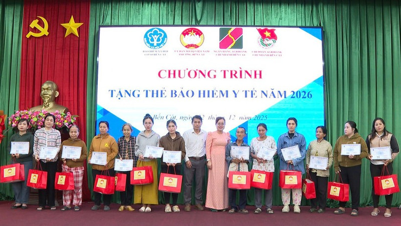 The Ben Cat Social Security grassroots unit under the Ho Chi Minh City Social Security presents health insurance cards to disadvantaged residents in the area. (Photo: HSS)
