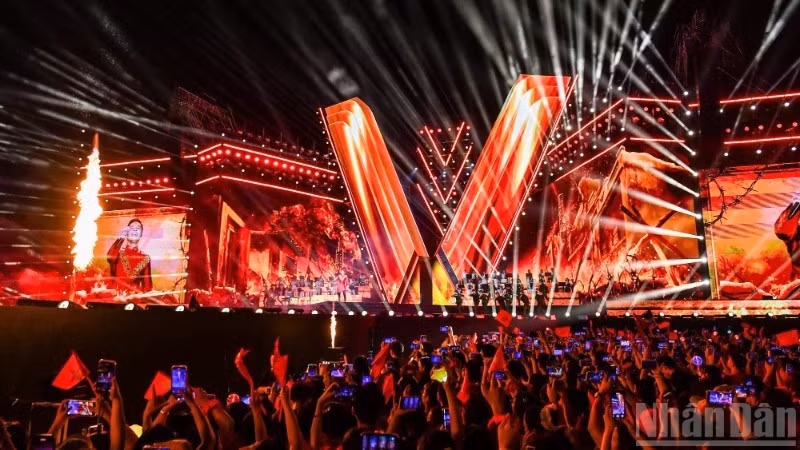 The concert “Homeland in Our Hearts” held on the evening of August 10 at My Dinh National Stadium, Ha Noi.