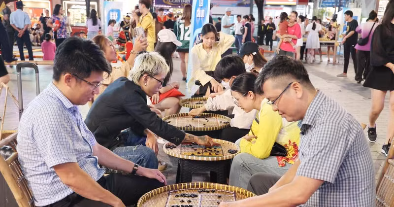 Locals take part in traditional folk games. (Photo: VNA)