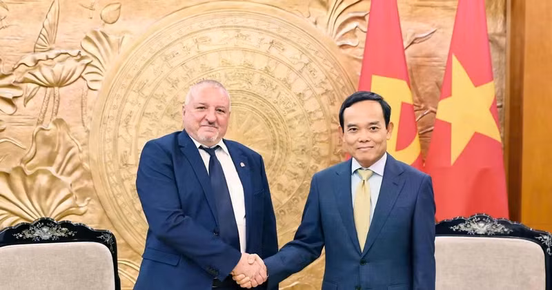 Head of the Party Central Committee's Commission for Policies and Strategies Tran Luu Quang (R) and President of the Hungarian Socialist Party Komjáthi Imre. (Photo: VNA)