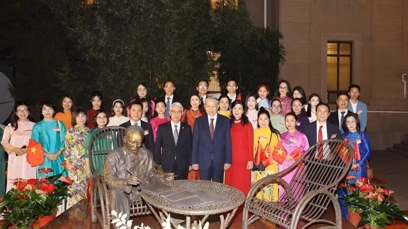 Representatives of the Vietnamese community in China pose for a photo with Party General Secretary and State President To Lam during his visit to China in 2024. (Photo: VNA)