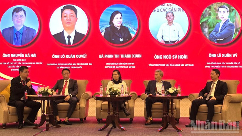 A panel discussion within the framework of the Forum “Solutions to enhance the competitiveness of Vietnamese export products in the global trade chain.” (Photo: KIM DUNG)