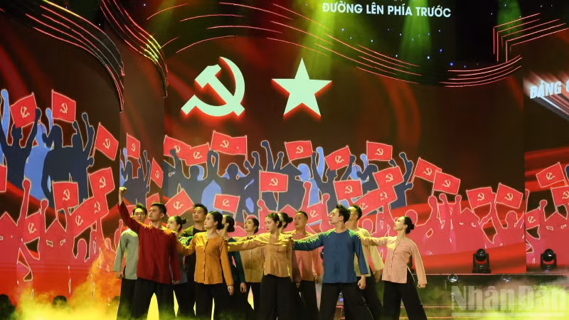 The programme brought together performances by many artists beloved by the public. (Photo: TRAN HUAN)