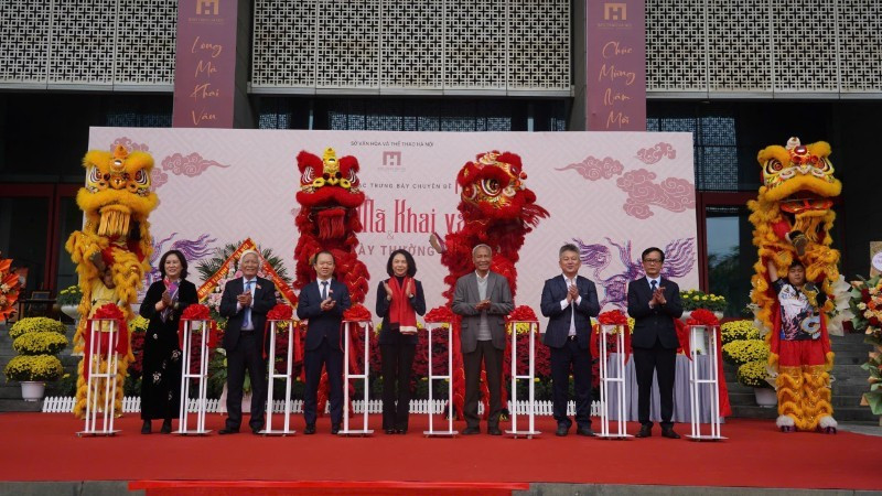 Delegates cut the ribbon to inaugurate the programme.