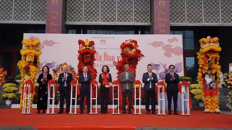 Delegates cut the ribbon to inaugurate the programme.